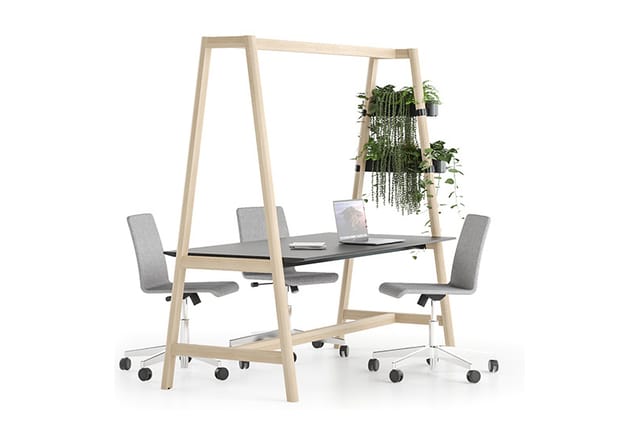 Houten vergadertafel met zwart blad en 4 grijze bureaustoel met wielen, voorzien van houten frame met hangende plantenbakken.