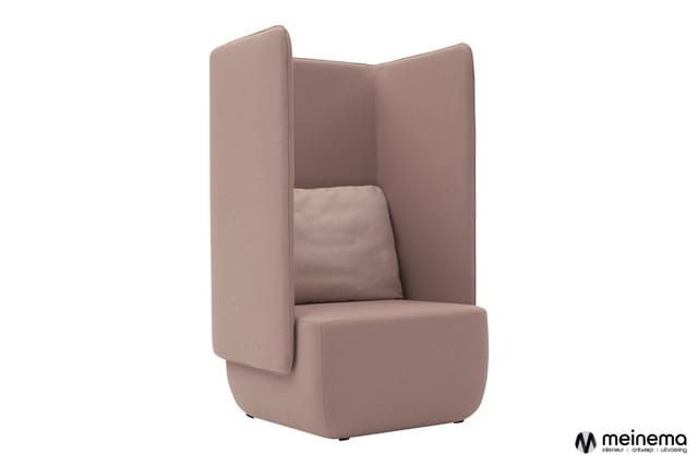 Roze-beige akoestische fauteuild met hoge zijwanden, rugkussen en afgeronde vormen tegen witte achtergrond.