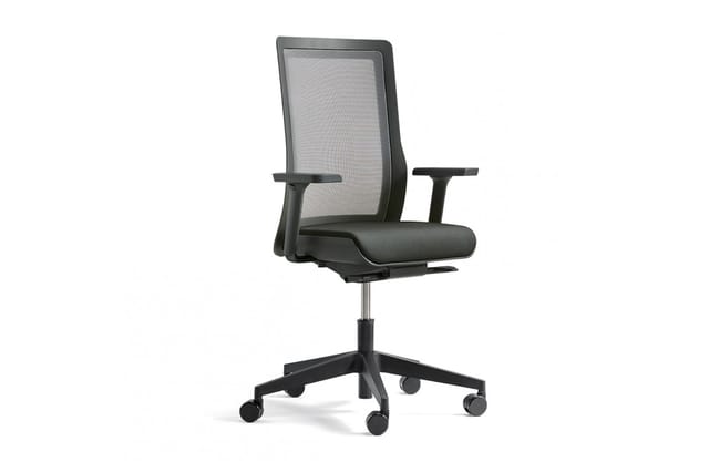 Ergonomische bureaustoel met grijs mesh ruggesteun, zwart zitgedeelte en verstelbare armleuningen op wielen.