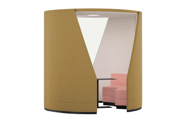 Gele ronde akoestische belcel met open deur, roze stoelen en witte wanden zichtbaar binnenin.