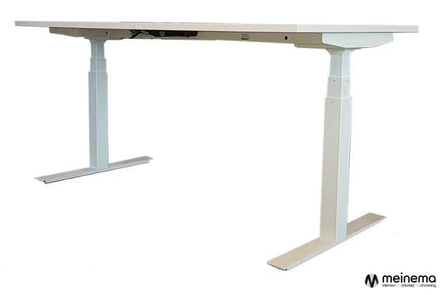 Elektrisch verstelbaar bureau met wit onderstel en lichtgrijs blad, geïsoleerd op witte achtergrond.
