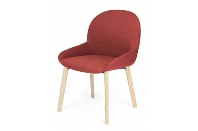 Rode stoel met afgeronde rugleuning, zitting van stof, houten poten in natuurlijke houtkleur.