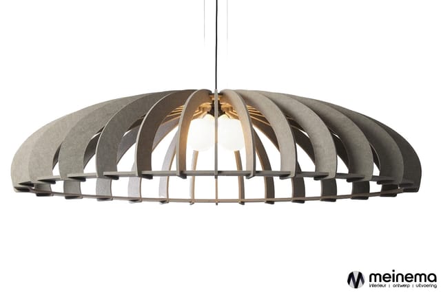 Hangende design-plafondlamp met grijsbeige houten latten in koepelvorm en gouden binnenkant.