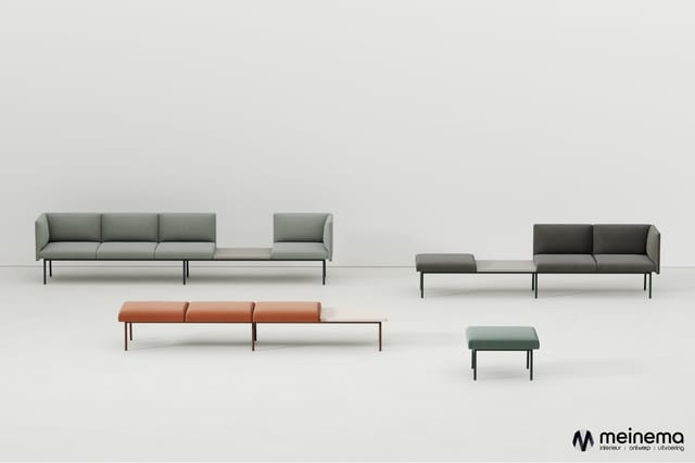 Modulaire zitgroepen in grijs, antraciet en terracotta met metalen onderstel, getoond in verschillende configuraties in een l