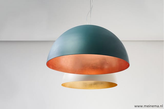 Hangende koepelvormige lamp met petrol-blauwe bovenkant, witte band en oranje binnenzijde met gouden reflectie.