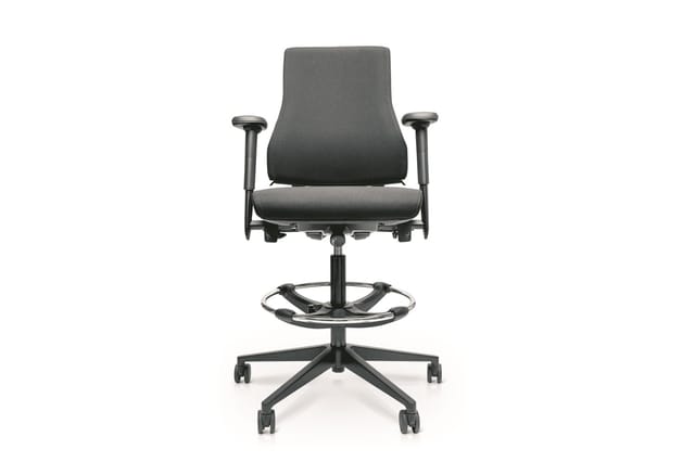 Grijze ergonomische bureaustoel met armleuningen en voetsteun, zwart onderstel met wielen, frontaal weergegeven tegen witte a