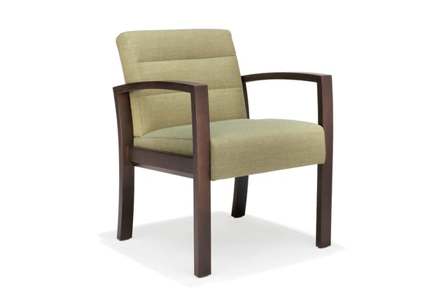 Houten fauteuil met donkerbruine houten frame en groenige gestoffeerde zitting en rugleuning op witte achtergrond.