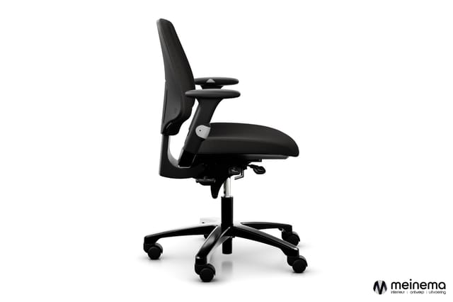 Zwarte ergonomische bureaustoel met netrug, verstelbare armleuningen en wielenonderstel, zijprofiel tegen witte achtergrond.