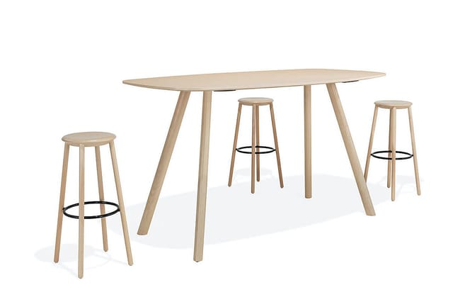 Creva Desk hoge tafel met bijpassende barkrukken in massief eikenhout, een warm en organisch gevormde vergaderset voor informele overlegruimtes
