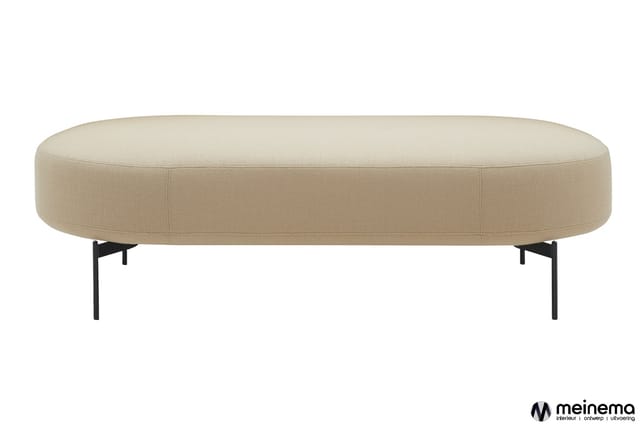 Ovale loungebank in beige stof met zwarte metalen poten, frontaal gefotografeerd tegen witte achtergrond.
