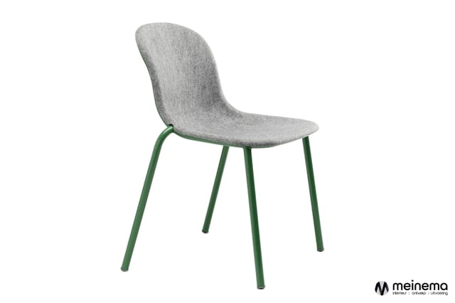 Grijze stoel met gestoffeerde zitting en rugleuning op groen metalen frame, vier poten, vrijstaand tegen witte achtergrond.
