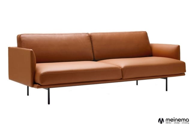 Cognac bruine leren bank met twee zitplaatsen, zwarte metalen poten, moderne minimalistische vorm, frontale weergave.