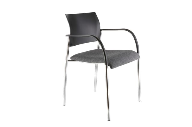 Grijze kantoorstoel met zwarte kunststof rug, grijze gestoffeerde zitting en metalen frame in zilver.