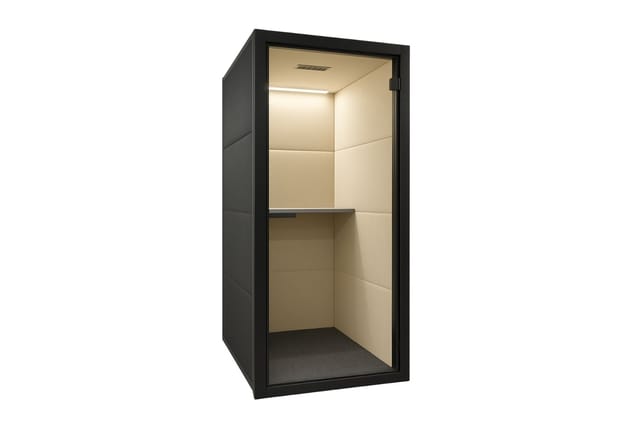 Zwarte akoestische belcel met beige binnenwanden, ingebouwde verlichting, werkblad en gesloten deur.