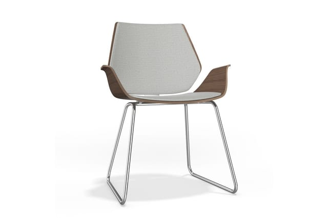 Moderne stoel met bruinen houten rugleuning, grijze zitting, armleuningen en zilveren sled-frame op wit oppervlak.