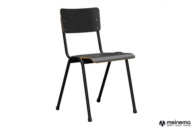 Zwarte stoel met gebogen rugleuning en zitting, zwart metalen frame, goudkleurige accenten, tegen witte achtergrond.