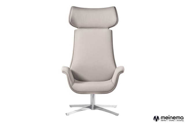 Grijsbeige draaibare loungestoel met hoge rugsteun, armleuningen en vierpotig aluminium kruisvoetonderstel.