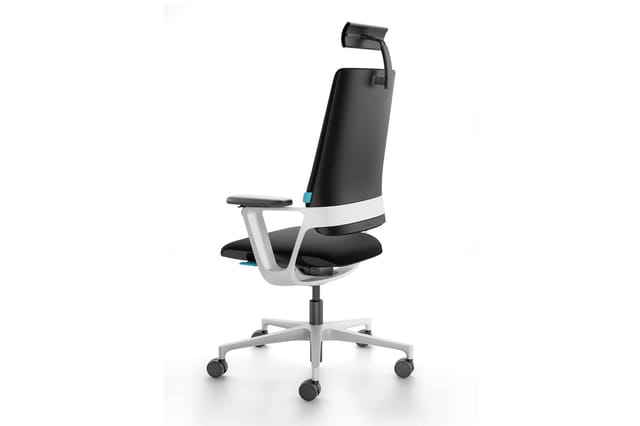 Ergonomische bureaustoel met hoog zwart rugleuning, wit frame, zwarte zitting, armsteunen en blauwe accenten. Op wieltjes.