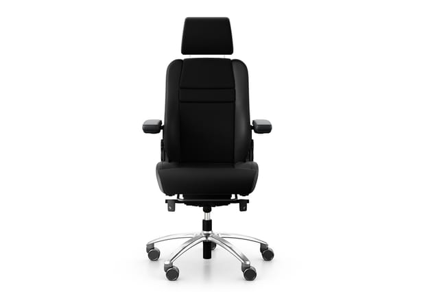 Zwarte ergonomische bureaustoel met hoofdsteun, armsteunen en zilveren voetenkruis op wielen, vooraanzicht.