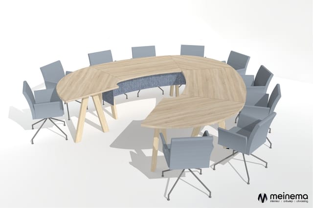 Hoefijzervormige vergadertafel in licht hout met grijze stoelen rond, centraal een blauwe akoestiekpaneel.