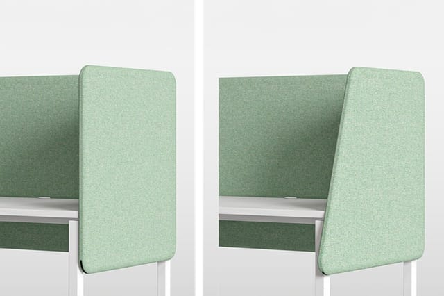 Groene akoestische schermen aan zijkant bureau, twee posities getoond, stofafwerking, modulair opgesteld.
