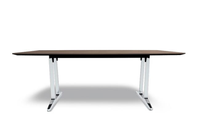 Vergadertafel met donkerbruin blad en wit metalen onderstel met zwarte voetplaten, rechthoekige vorm.