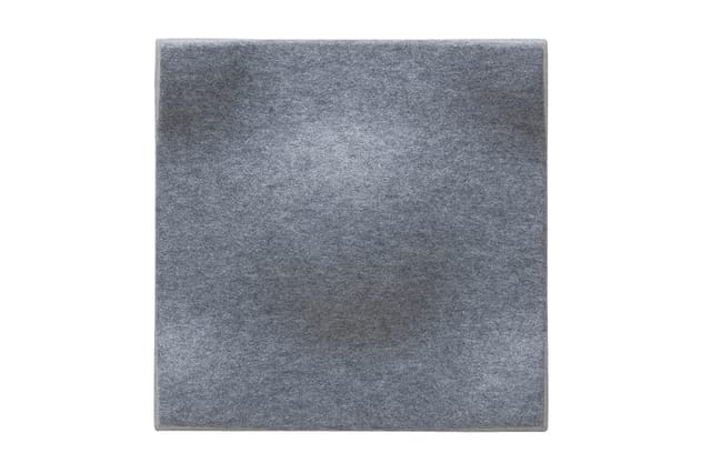Grijze akoestische wandpaneel met vilt oppervlak, vierkante vorm, tegen witte achtergrond.