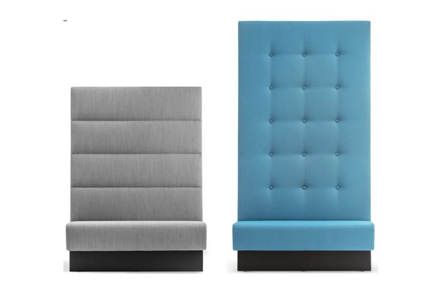 Twee akoestische wandpanelen: grijs model links met horizontale stofkwadanten, blauw model rechts met gestoffeerde knoopdetai