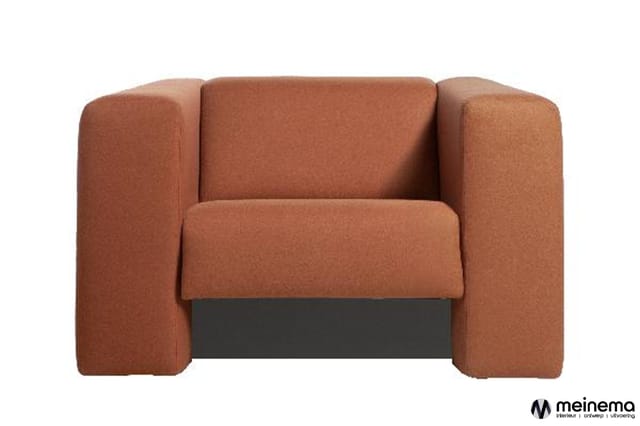 Roodbruine fauteuil met brede armleuningen, gesloten zijwanden en donker onderstel, frontaal gefotografeerd.