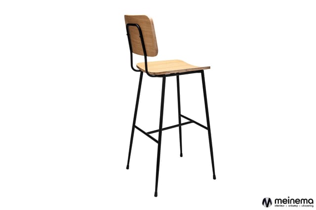 Barkruk met zwart metalen frame, licht houten zitting en rugleuning tegen witte achtergrond.