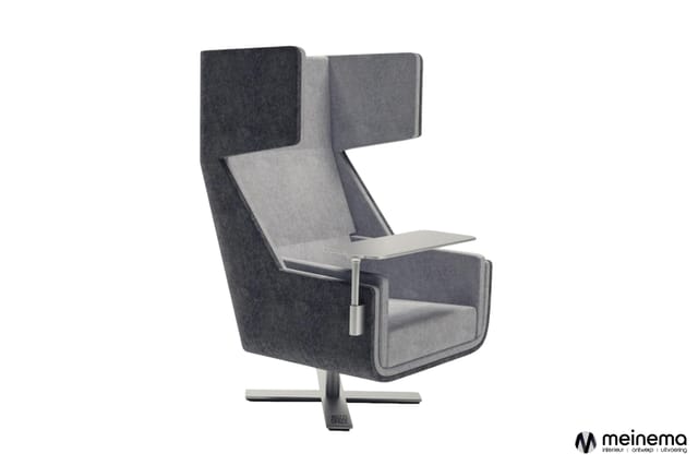 Moderne loungestoel met hoge rug, grijs-antraciet molton, draaizit op voetkruis, armsteun met tafelblad.