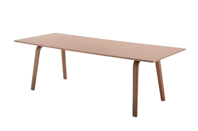 Houten vergadertafel met rechthoekig tafelblad en vier houten poten, in natuurlijke houtkleur.