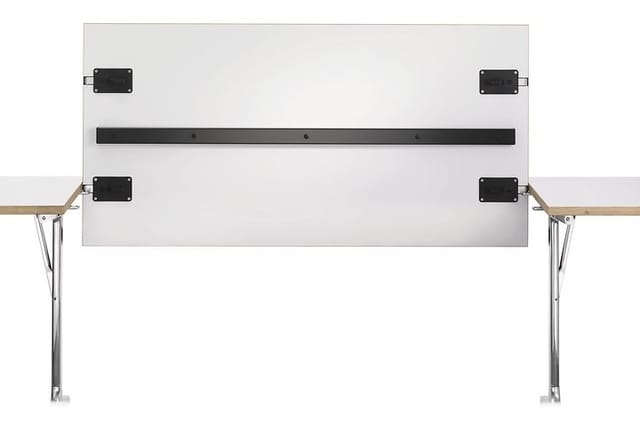 Vergadertafel wit blad met zwarte bevestigingselementen, zilveren poten, houten armsteunen aan zijkanten, frontaanzicht.