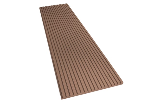 Bruine akoestische panelen met verticale latten, rechthoekige vorm, geplaatst onder hoek tegen witte achtergrond.