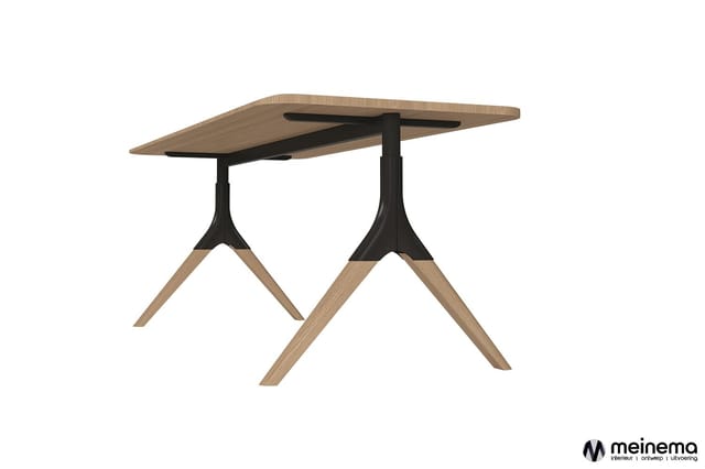 Moderne vergadertafel met naturel houten blad en zwart metalen onderstel met houten spreidervoeten.