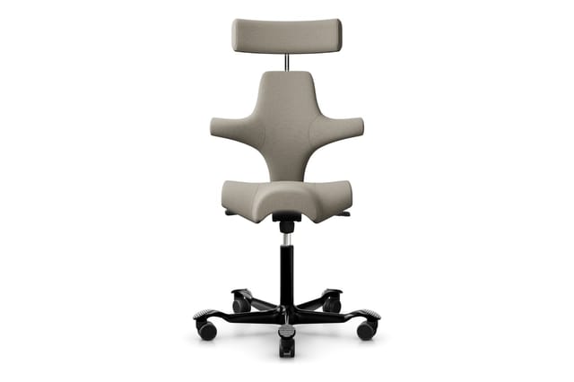 Grijsgroene bureaustoel met ergonomische vorm, hoofdsteun, brede zitting, zwart voetkruis met wielen, geïsoleerd tegen witte