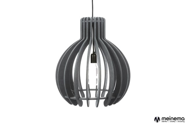 Hangende verlichting met grijze lamellenstructuur in bol vorm en zwarte ophanging en fitting.