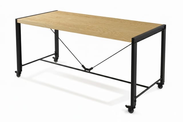 Lande Atelier statafel met houten blad en metalen onderstel op wielen, geschikt voor flexibele werkplekken.