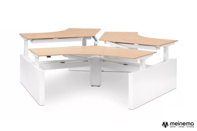 Drie elektrisch verstelbare bureaus met licht houten blad en witte onderstel in L-vorm configuratie.