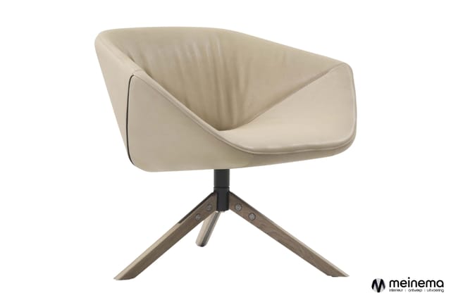 Beige lederen draaichair met gepolsterd zitgedeelte en houten driepoots onderstel met zwart detail.