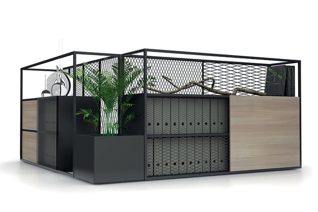 Kantoorcel met zwart stalen frame, houten panelen, mesh-scheidingswanden, ingebouwde kasten en groene planten.