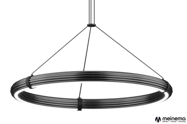 Ronde hanglamp met zwart metalen frame en geribde ring, opgehangen aan draden, bovenaanzicht.