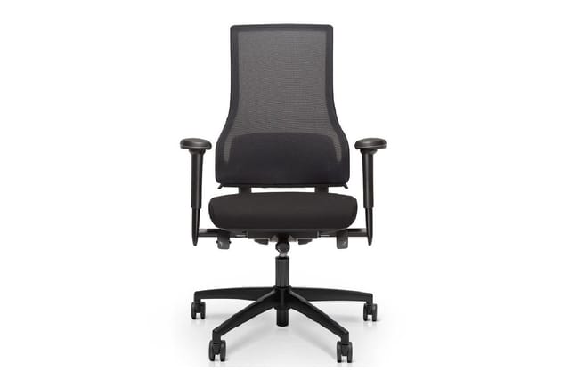 Zwarte ergonomische bureaustoel met mesh-rugleuning, gewatteerde zitting, verstelbare armleuningen en wielbasis tegen witte a