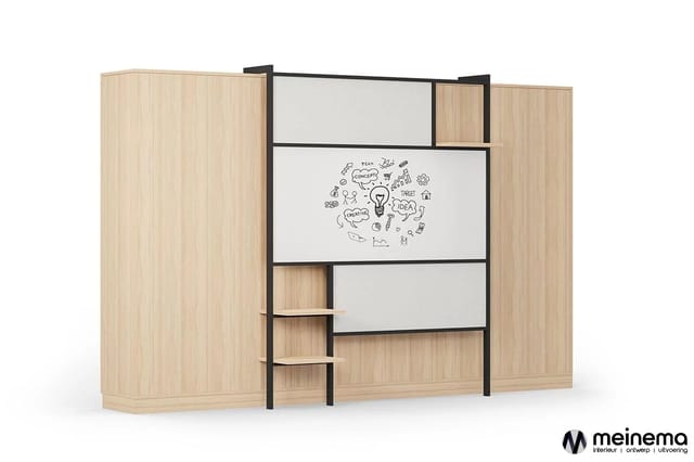 Modulair kantoorscherm van licht hout met zwarte metalen frame, whiteboard panelen met schetswerk en houten open kasten tegen