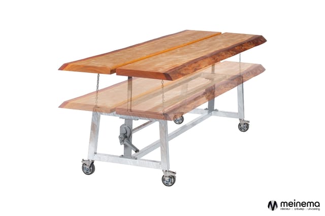 Houten vergadertafel met natuurlijke rand, verstelbaar blad op zilverkleurig stalen frame met wielen en kettingen.