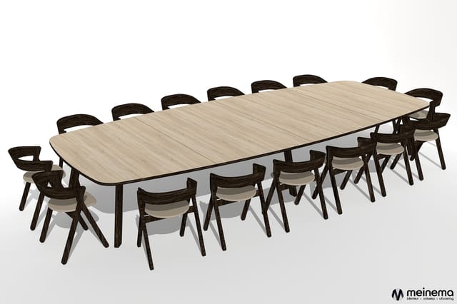 Lange rechthoekige vergadertafel met licht houtfineer blad en donker houten frame, omringd door 14 donkerbruine stoelen met b