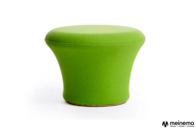Groene poef met afgeronde vorm en textielafwerking, geïsoleerd op witte achtergrond.