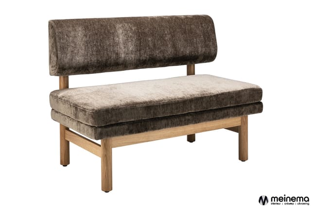 Houten bank met grijsbruine gestoffeerde zitting en rugleuning op houten poten, moderne design.