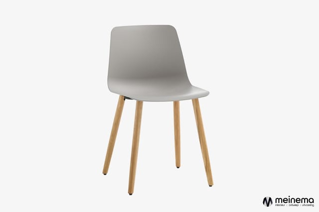 Grijze kunststof stoel met houten poten op witte achtergrond, meinema-logo rechtsonder.