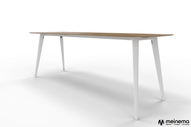 Vergadertafel met natuurhouten blad en wit onderstel met vier schuine poten, frontaanzicht.